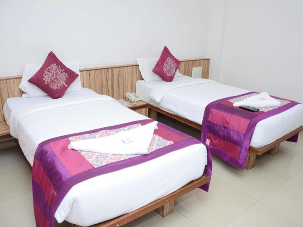 Oyo 24197 Saptaruchi Hotel Pimpri-Chinchwad Esterno foto