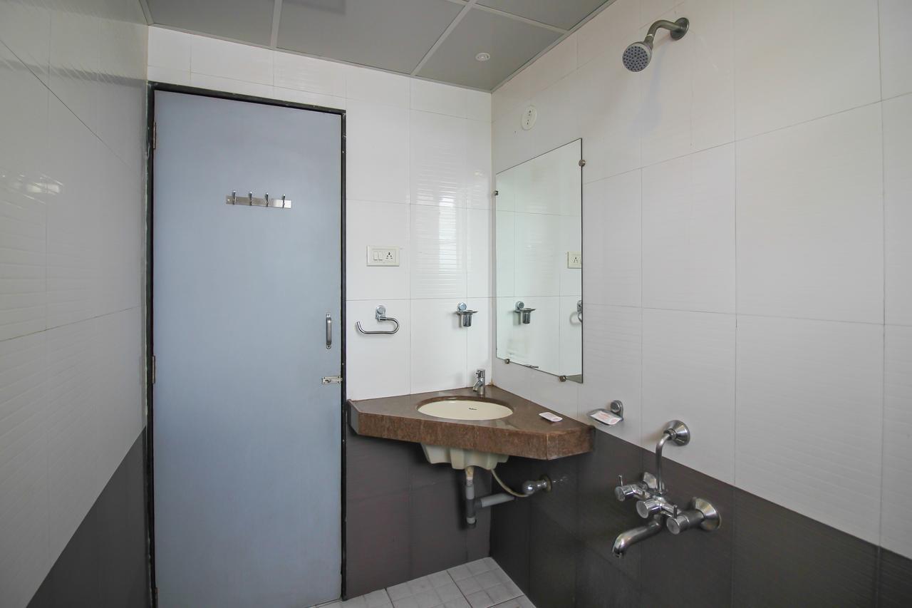 Oyo 24197 Saptaruchi Hotel Pimpri-Chinchwad Esterno foto